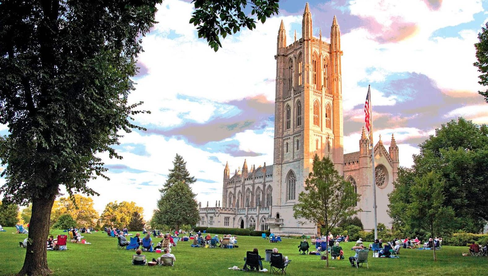 全球十大网赌正规平台教堂，学生们坐在草地上